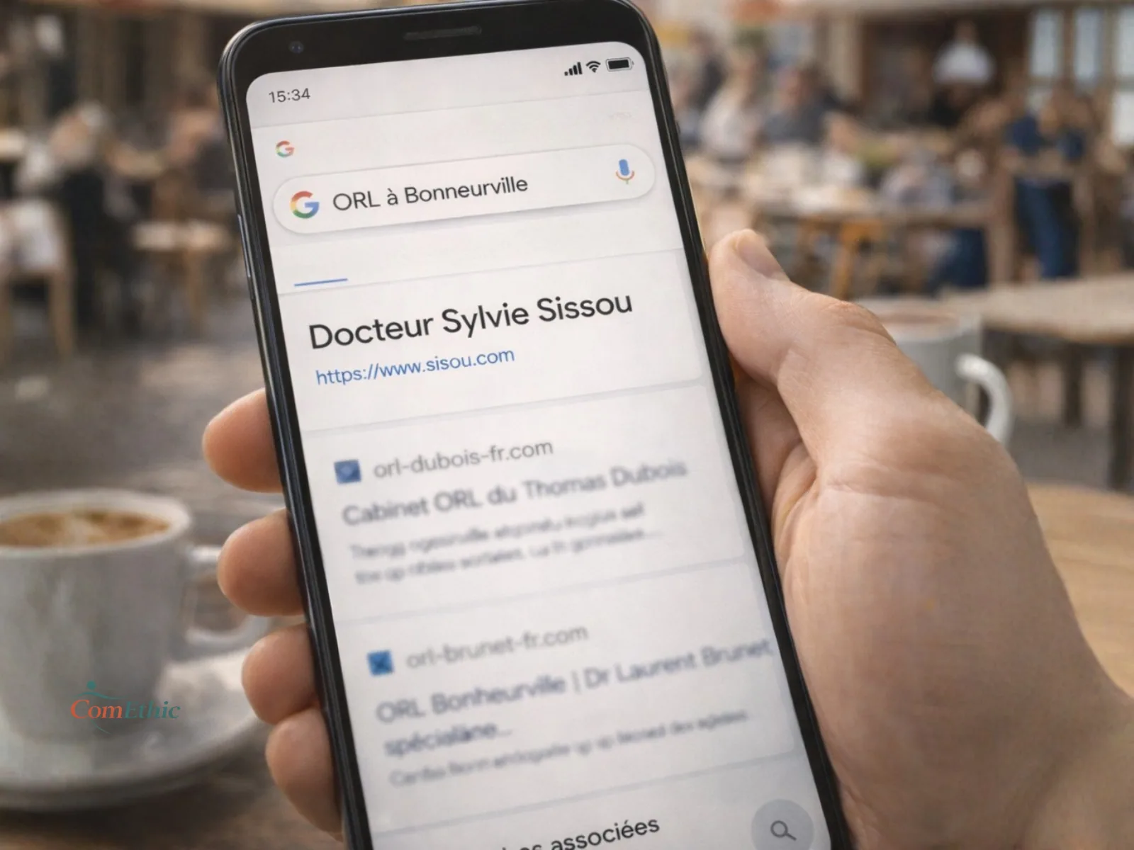 Résultats de recherche Google affichés sur smartphone illustrant l'importance du référencement SEO médical